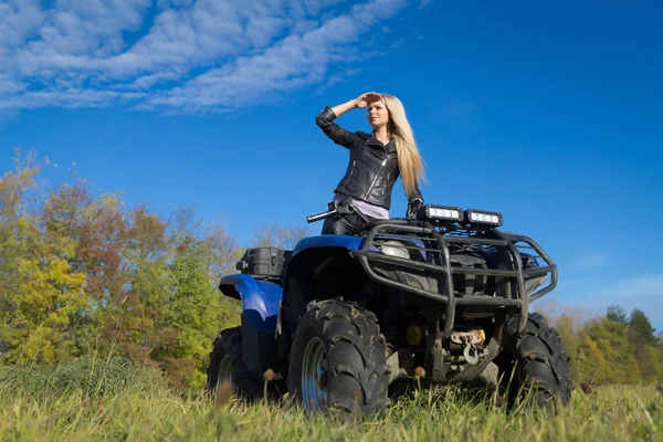 Elegante donna bionda cavalcando estremo quadrociclo ATV in estate fi — Foto Stock