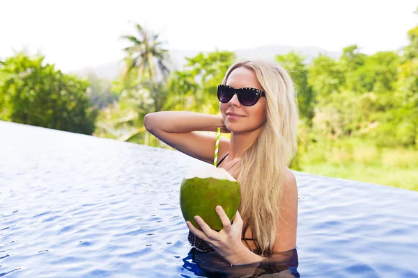 Junge schlanke blonde Frau mit Sonnenbrille trinkt gesundes Detox-Kokon — Stockfoto