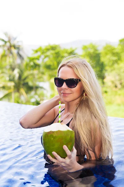 Νεαρή λεπτή ξανθιά γυναίκα στο γυαλιά ηλίου ποτά υγιείς detox cocon — Φωτογραφία Αρχείου