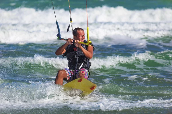 바다 파도에 연 서핑 보드를 타고 운동 남자 — 스톡 사진