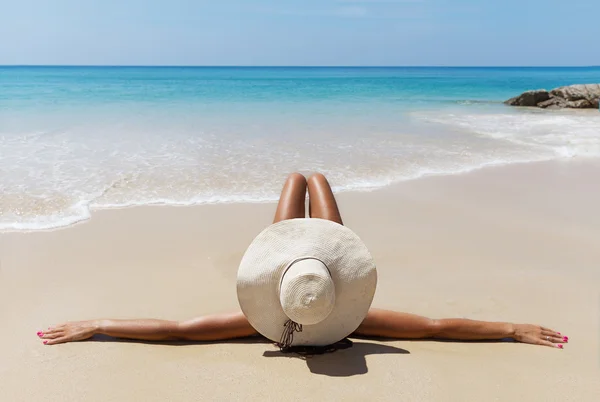 Unga ganska slank brunett kvinna i hatt på tropical beach — Stockfoto