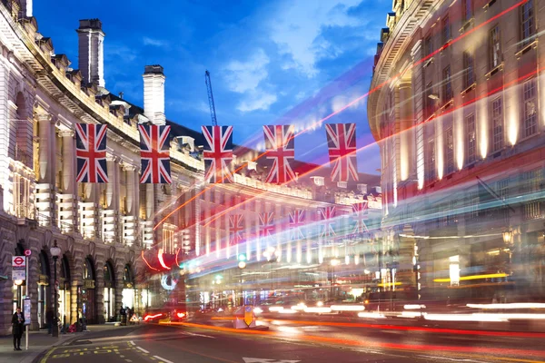 Wielka Brytania, Anglia, Londyn-2016 czerwca 17: popularny turysta Regent ulica z flag Union Jack w nocy światła oświetlenia — Zdjęcie stockowe
