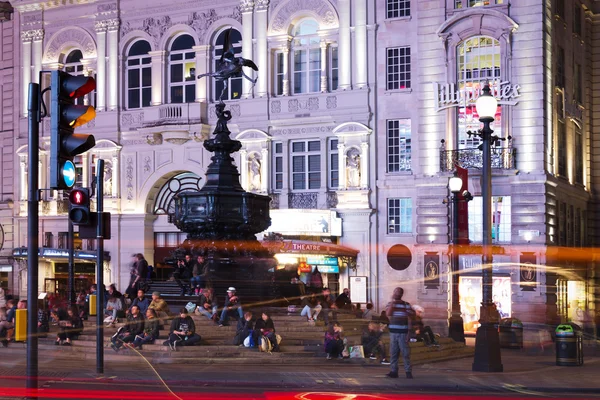 Wielka Brytania, Anglia, Londyn-2016 czerwca 17: popularny turysta Piadilly cyrku z flag Union Jack w nocy światła oświetlenia — Zdjęcie stockowe