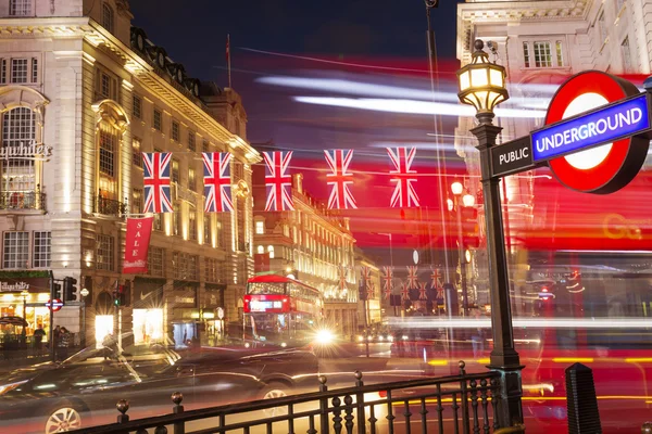 Reino Unido, Inglaterra, Londres - 2016 17 de junio: Popular turista Picadilly circo con banderas jack unión en la iluminación de luces de noche — Foto de Stock