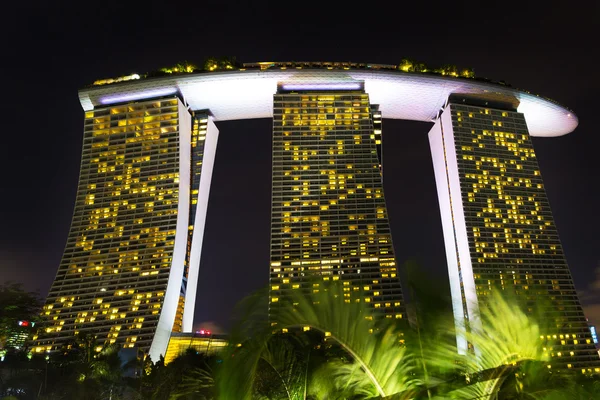 Singapore, 14. Oktober 2016 - Landschaft des Hotels singapore marina bay bei Nacht — Stockfoto