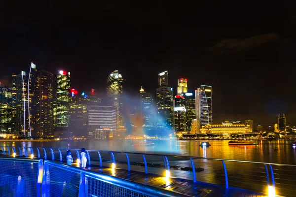 Singapore, 15. Oktober 2016 - Landschaft des Finanzdistrikts Marina Bay bei Nacht — Stockfoto