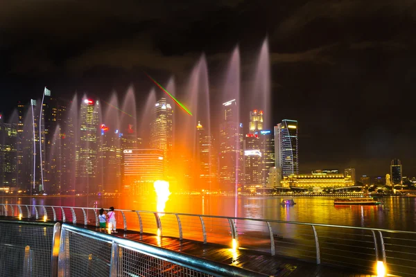 Singapore, 15. Oktober 2016 - Landschaft des Finanzdistrikts Marina Bay bei Nacht — Stockfoto