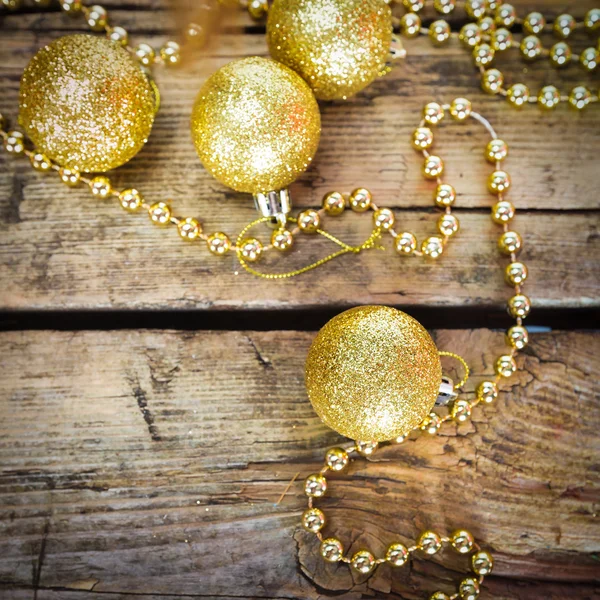 Tarjetas navideñas con bolas doradas brillantes — Foto de Stock