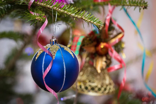 Palla di Natale su un ramo — Foto Stock