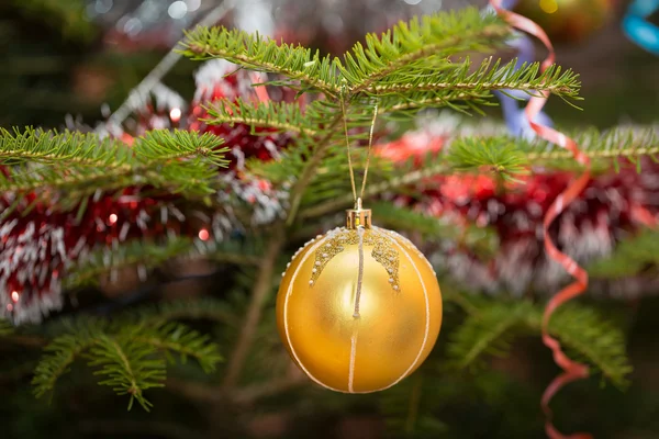 Palla di Natale su un ramo — Foto Stock