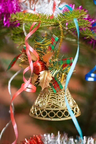 Vánoční zvonek na větvi — Stock fotografie