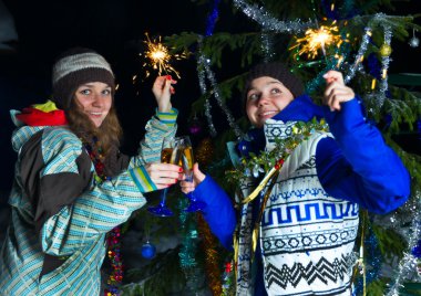 Noel şampanya açık havada iki kızla