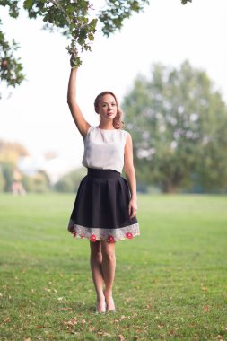 Genç güzel kadın poz