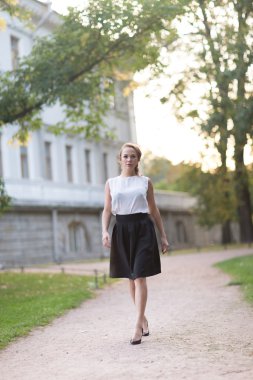 Genç güzel kadın poz