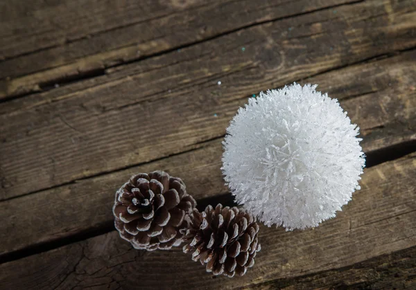 Bola de Navidad blanca sobre fondo de madera —  Fotos de Stock