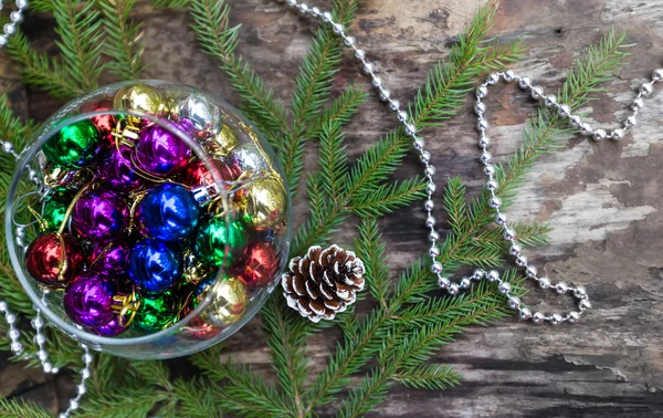 Kleurrijke kerstballen op houten achtergrond — Stockfoto