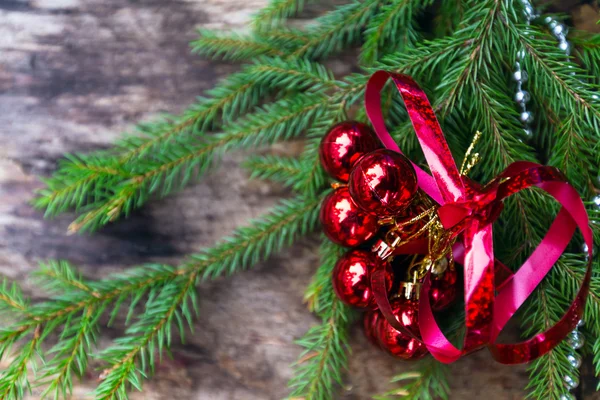 Weihnachten rote Kugeln auf Holz Hintergrund — Stockfoto