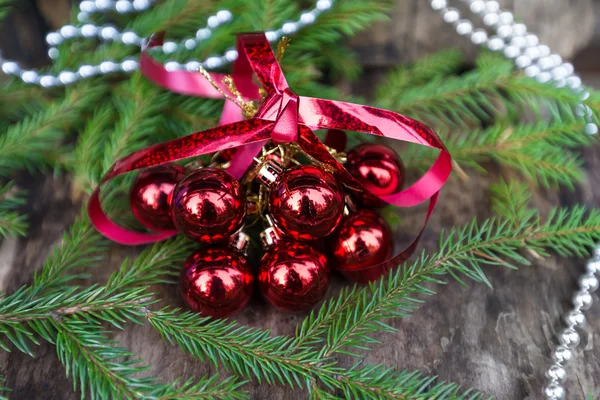 Bolas rojas de Navidad sobre fondo de madera — Foto de Stock