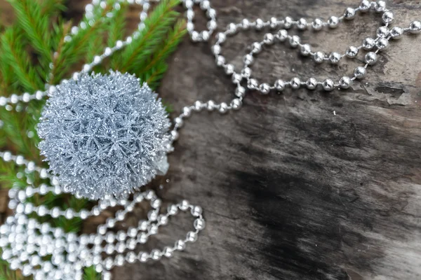 Bola de Navidad de plata sobre fondo de madera — Foto de Stock