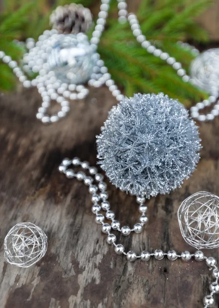 Bola de Navidad de plata sobre fondo de madera — Foto de Stock