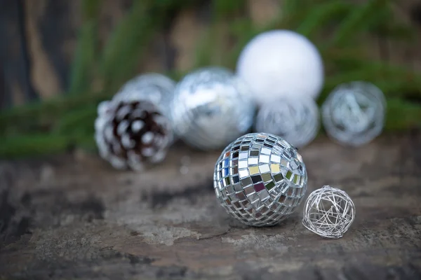 Bolas de espelho de Natal no fundo de madeira — Fotografia de Stock