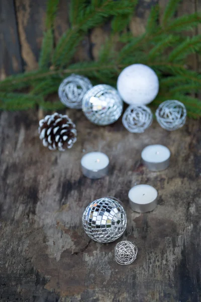 Bolas de espejo de Navidad sobre fondo de madera —  Fotos de Stock