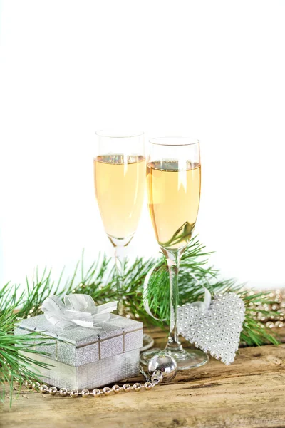 Weihnachtsbecher mit Geschenk — Stockfoto