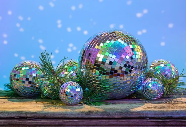 Рождественские зеркальные шары на деревянном фоне — стоковое фото