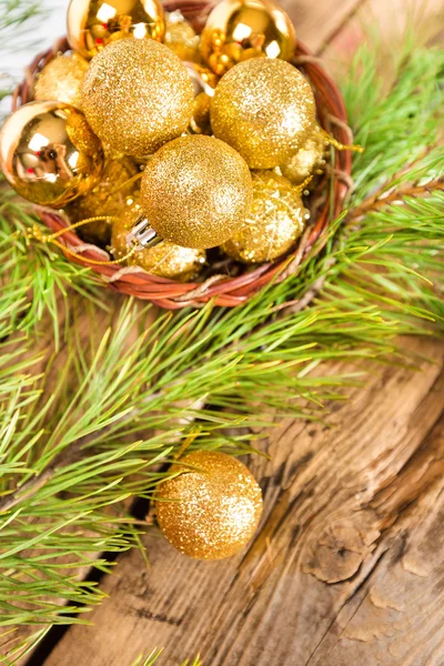 Kerstkaarten met glanzende gouden ballen — Stockfoto