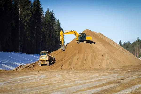 Gelber Bagger bei der Arbeit — Stockfoto