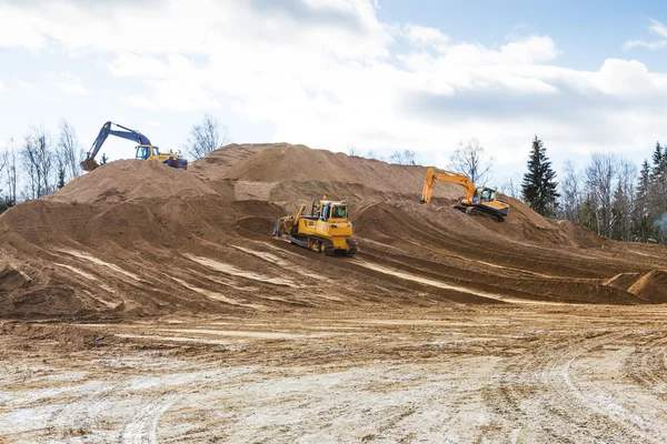 Sarı tarak ve orman içinde işte buldozer
