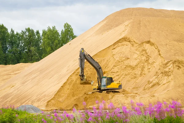 Gelber Bagger bei der Arbeit — Stockfoto