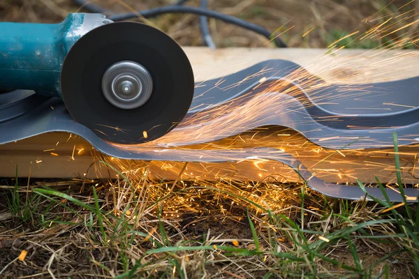 Sharpening and cutting of iron by abrasive disk machine — Stock Photo, Image