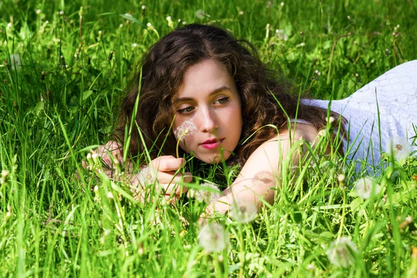 Mujer descansando en el prado —  Fotos de Stock