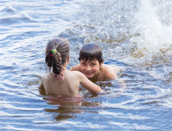 Liten pojke lär hans lillasyster att simma — Stockfoto