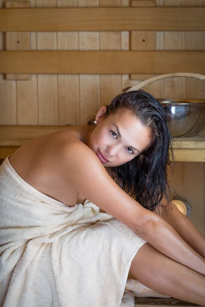 Młoda ładna kobieta w saunie — Zdjęcie stockowe