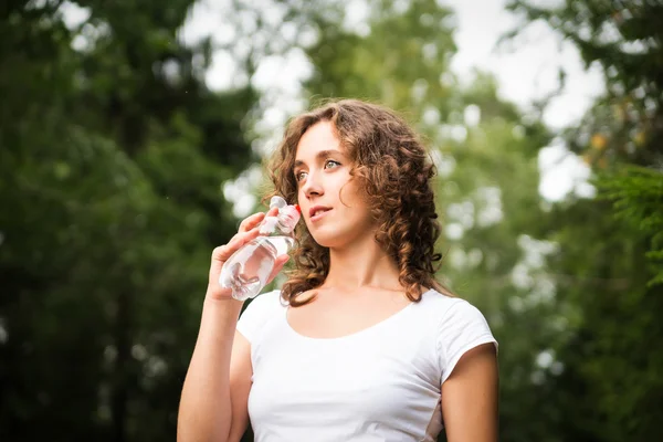 Little girl drinks water — Stock Photo, Image