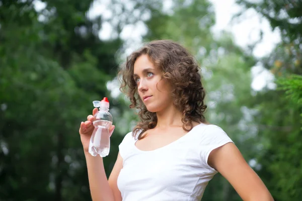 Ganska ung kvinna dricker vatten — Stockfoto