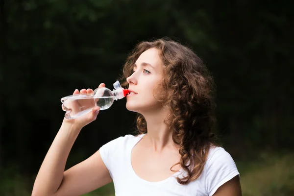 Little girl drinks water — Stock Photo, Image