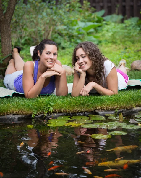 Twee mooie jonge brunet vrouw buitenshuis — Stockfoto