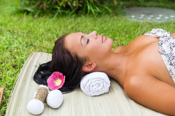 Muito jovem mulher relaxar — Fotografia de Stock