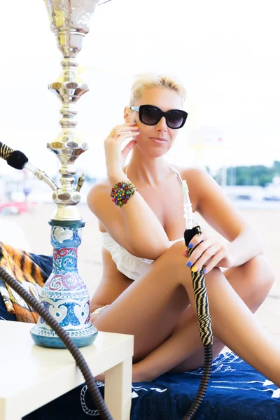 水烟在比基尼海滩上的女人 — 图库照片