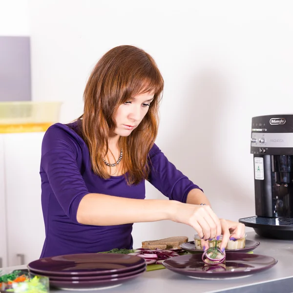 Junge hübsche Frau Hausfrau kochen — Stockfoto