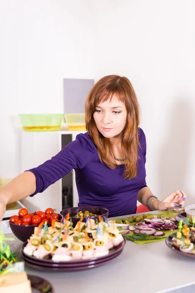 Junge hübsche Frau Hausfrau kochen — Stockfoto