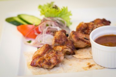 Domuz Barbekü Barbekü bir plaka üzerinde