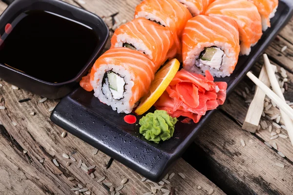 Rollos de sushi de salmón —  Fotos de Stock