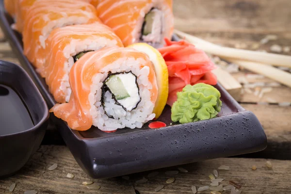 Rollos de sushi de salmón —  Fotos de Stock