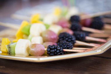 Bir kürdan üzerinde meyve