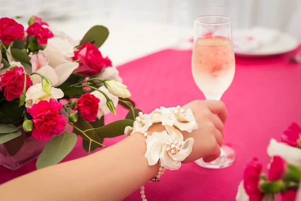 Hand mit Champagnerglas — Stockfoto