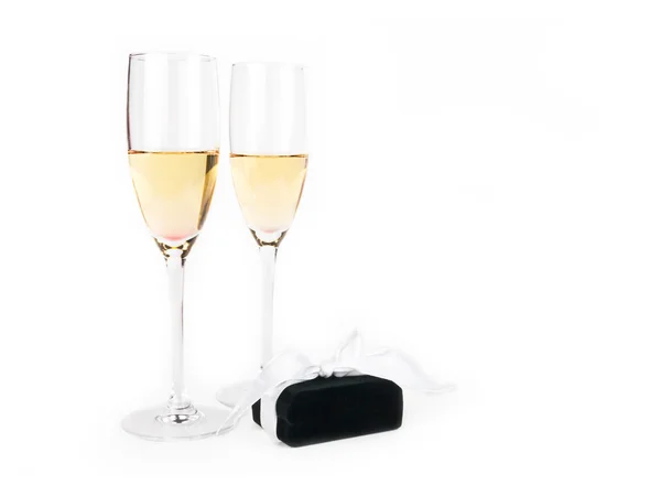 Два бокала шампанского с ювелирной коробкой — стоковое фото